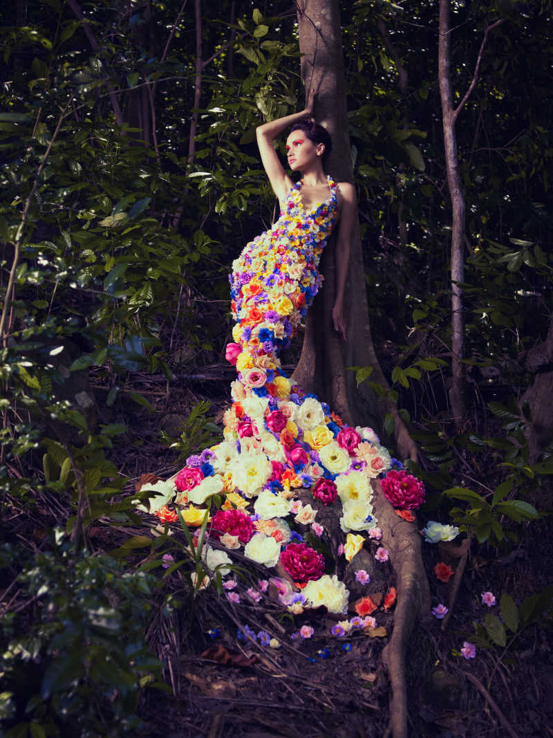 雨林中一朵鲜花盛开的美丽女士