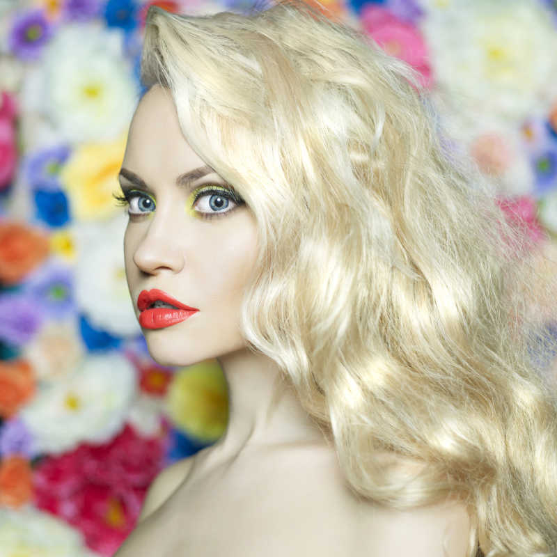 美丽的金发女郎