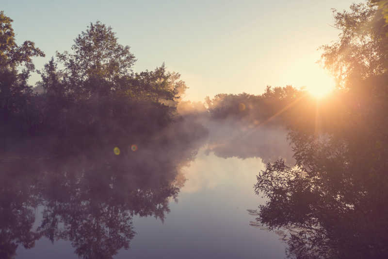 罕见的河雾