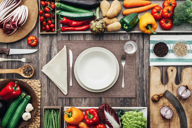 砧板和炊具构成一个老式厨房台面框架和新鲜蔬菜