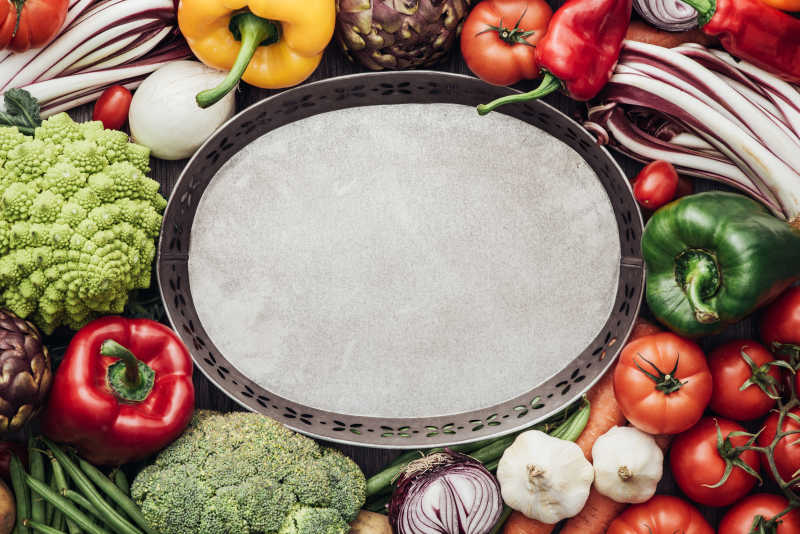 健康蔬菜和托盘