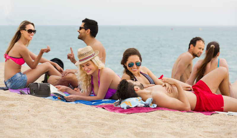 年轻的情侣在沙滩上