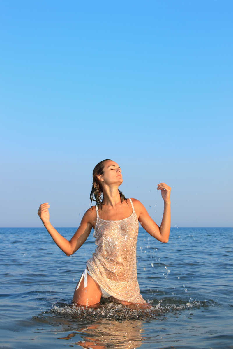 白色比基尼美女模特在海中