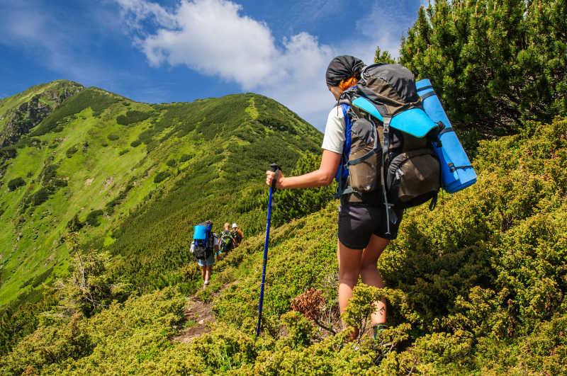 揹包遊客在山頂上欣賞日出