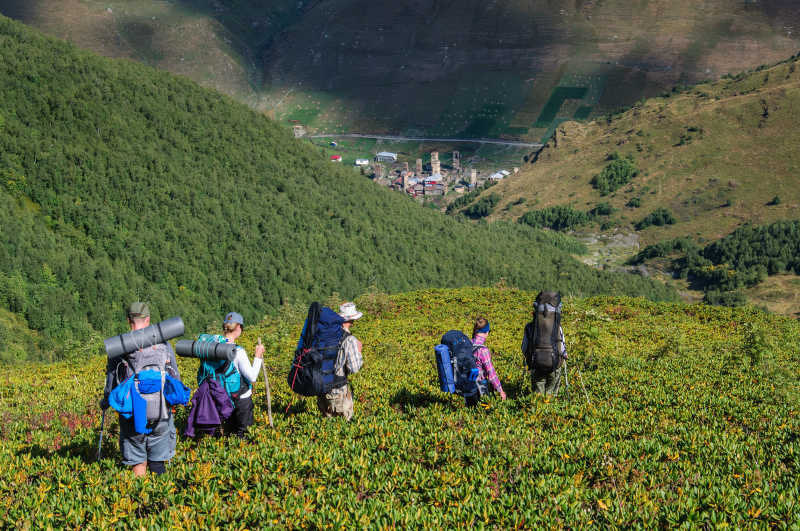 徒步旅行者在前进