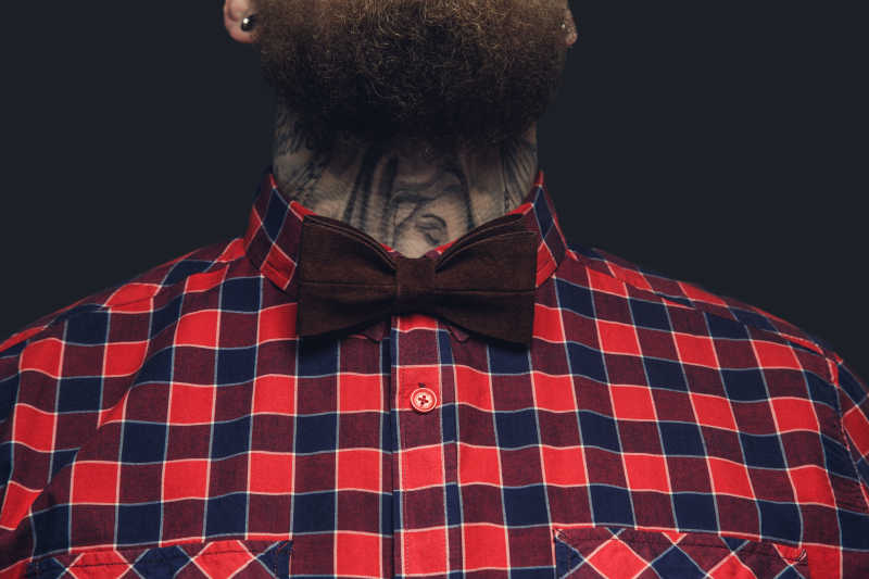 纹身男胡子穿着非正式红色衬衫