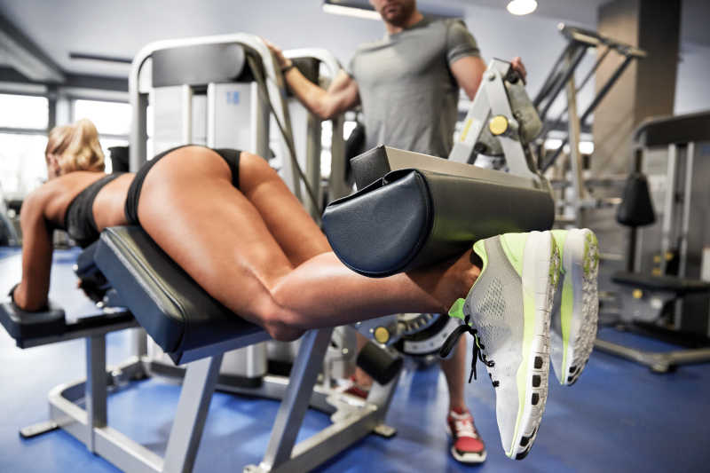 美女在健身房里锻炼