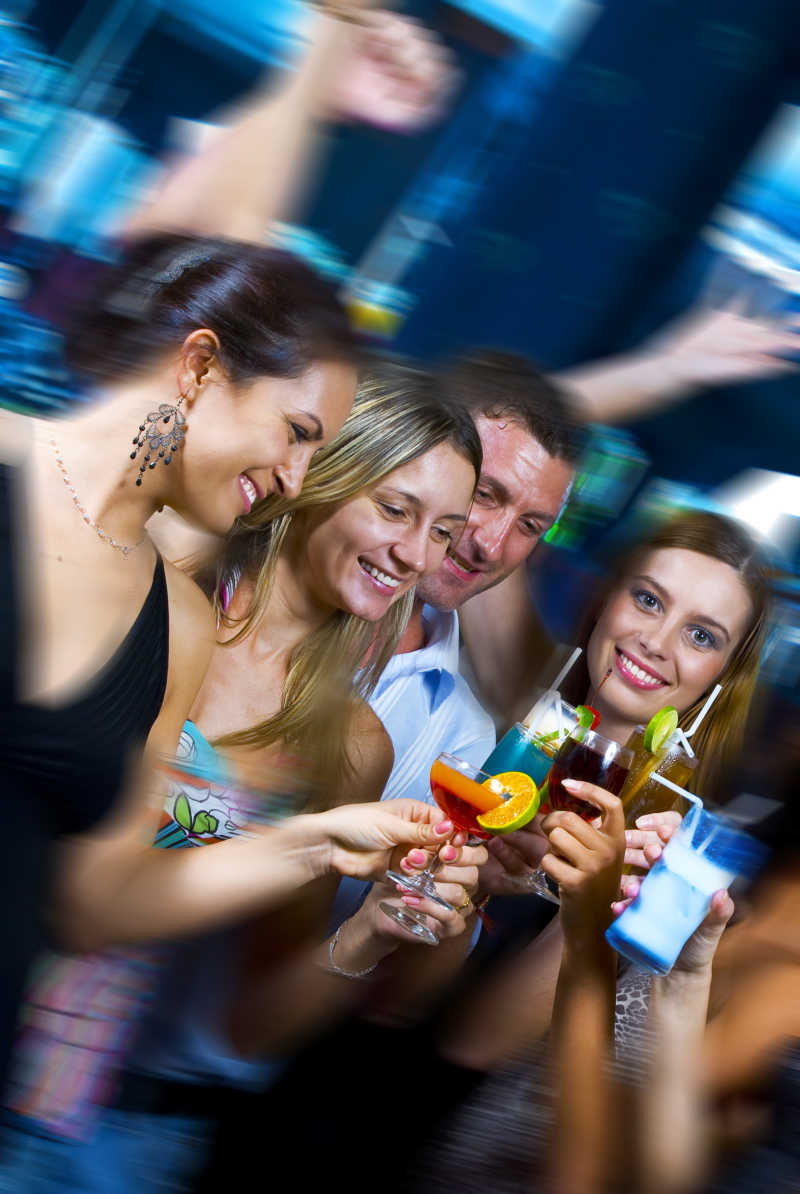 年轻人在一起高兴地聚会