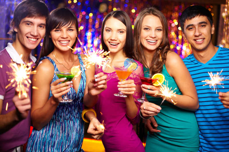 年轻人在一起高兴的聚会