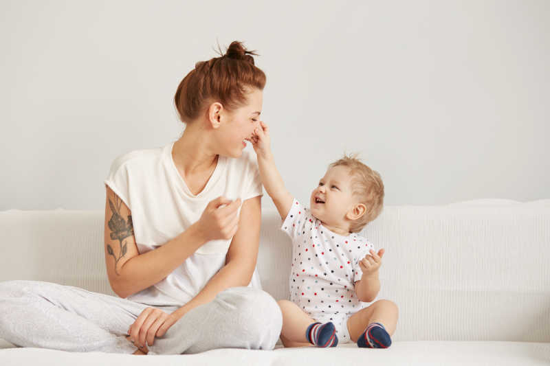 母亲和孩子开心的在一起