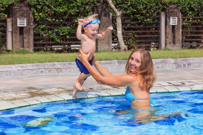 母亲和孩子在水边玩