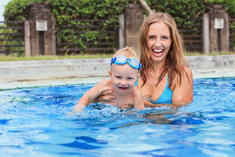 母亲在教孩子游泳