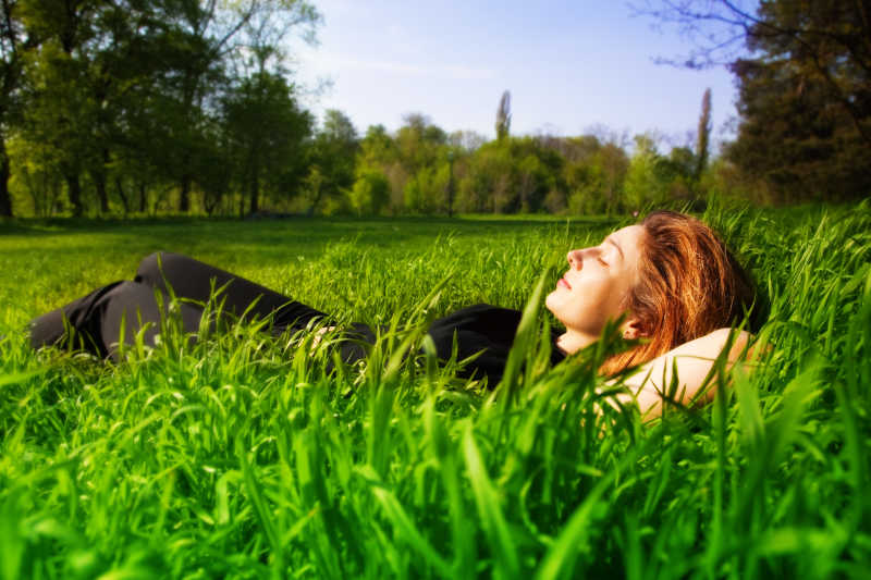躺在草地惬意的女人