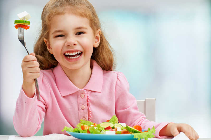 漂亮女孩展示美味沙拉