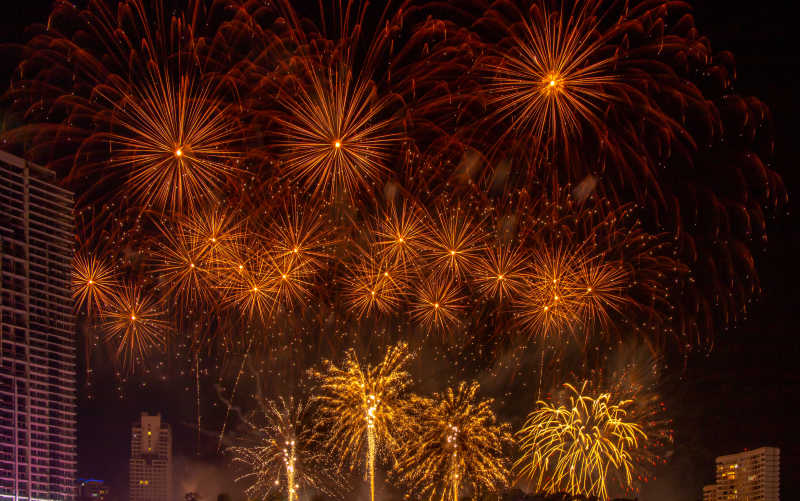 在夜空绽放的金色烟花