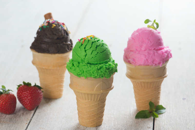 桌子上的不同口味冰淇淋甜筒