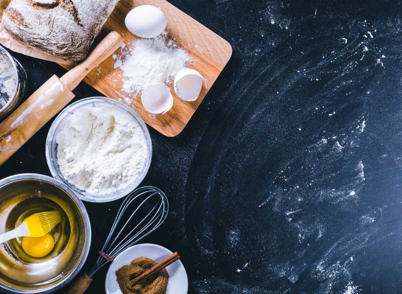 黑色岸板上准备做糕点的食材