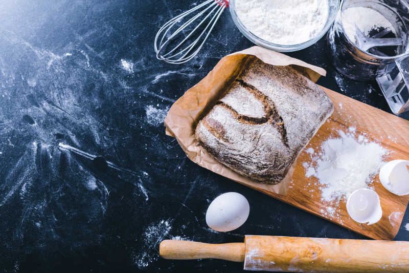 黑色背景下烘焙的器具以及食材