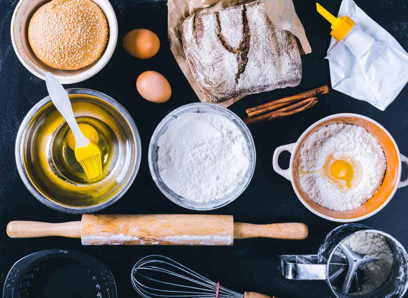 黑色岸板上准备DIY的糕点食材