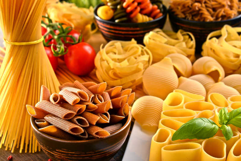 餐桌上各种意大利面