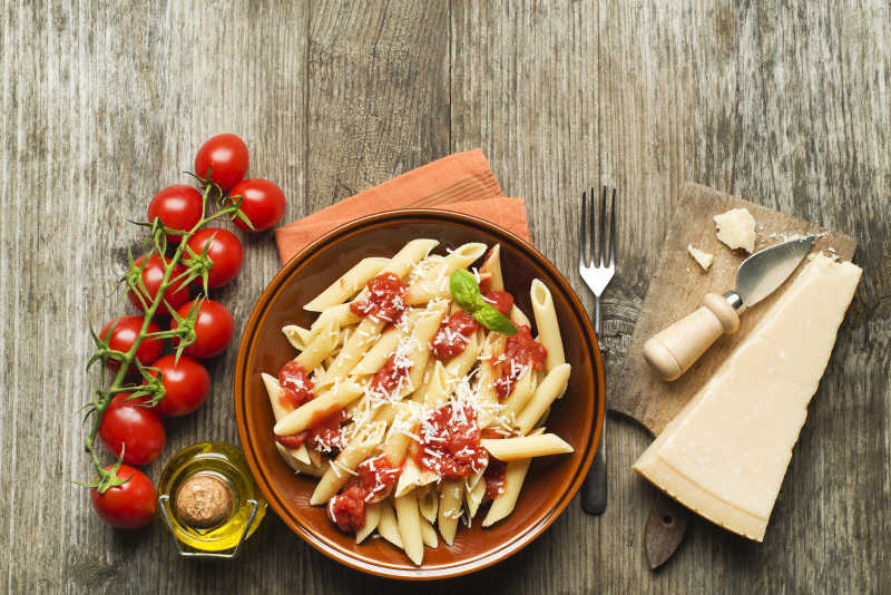 桌子上放着番茄以及意大利通心粉