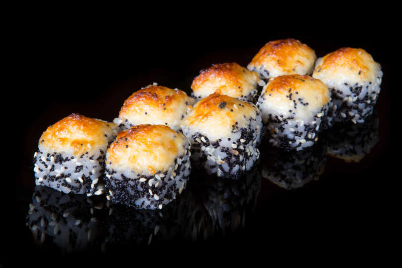 色味俱佳的鱼子酱烤寿司