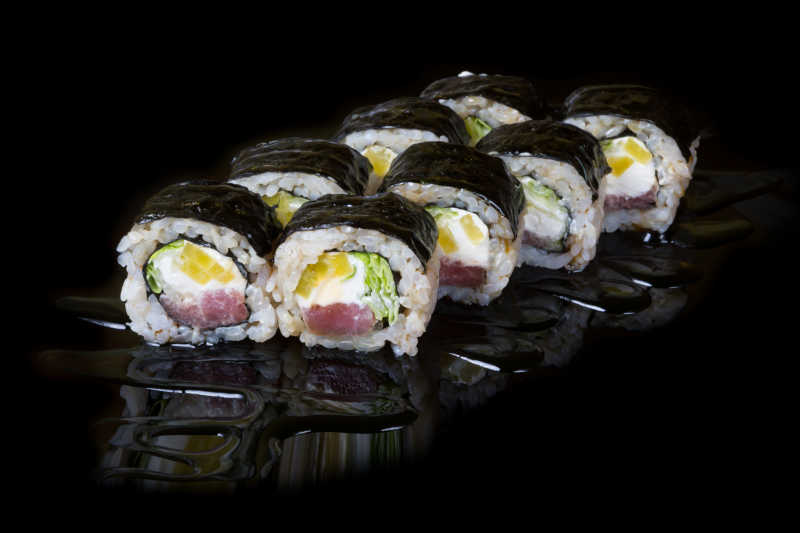 黑色背景下的日本卷