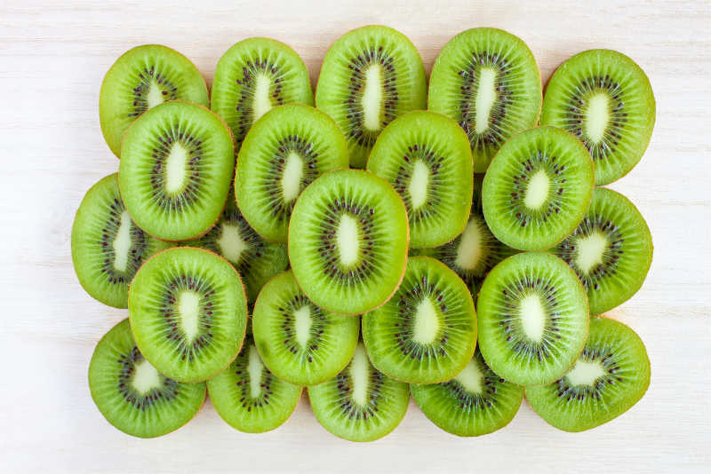 新鲜成熟的猕猴桃切片