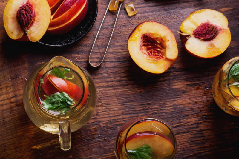 清新的冰镇绿茶配桃和薄荷