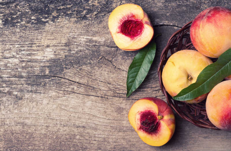 木背景下的新鲜水果桃子