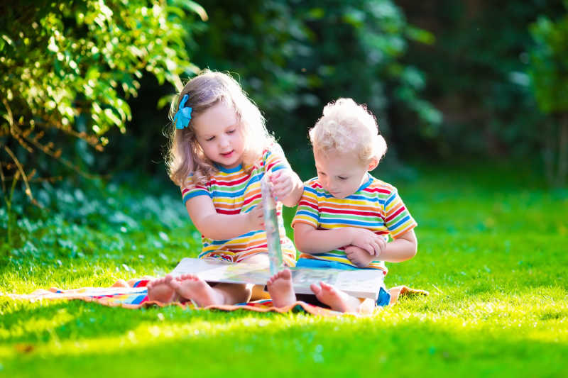 孩子在夏日花园读书