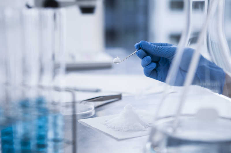 药物开发人员用勺子舀药粉