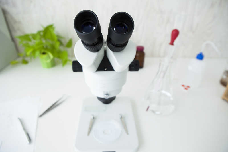 实验室的显微镜