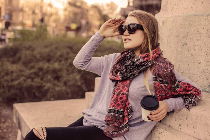 坐在街头的时尚美女