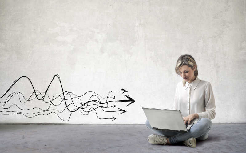 用笔记本工作的女人