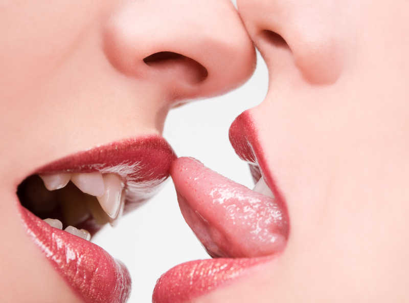 美丽的女恋人用舌头接吻