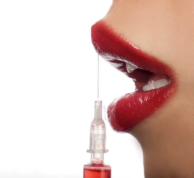 给嘴唇做漂唇的美女