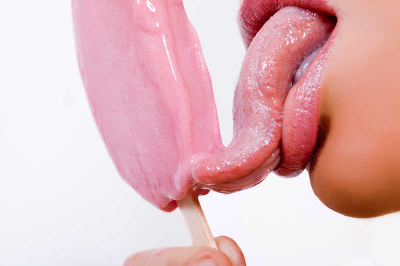 漂亮的性感模特吃冰淇淋