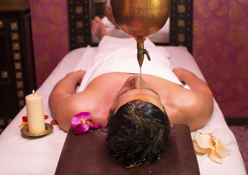 床上的男人在做精油水疗