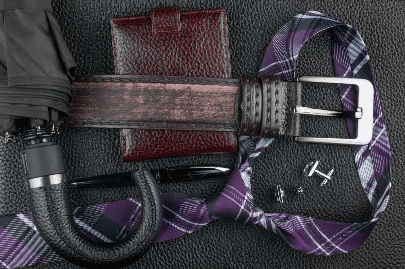 男人的领带袖扣皮带与伞