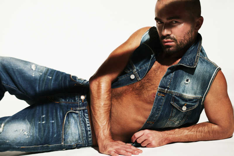 帅气的休闲牛仔西方男模