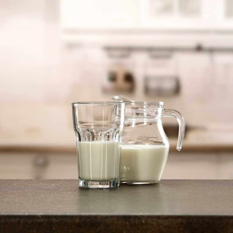 桌上放着盛有新鲜牛奶的容器