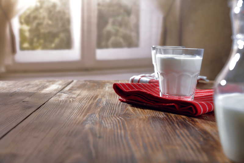 玻璃杯中的新鲜牛奶