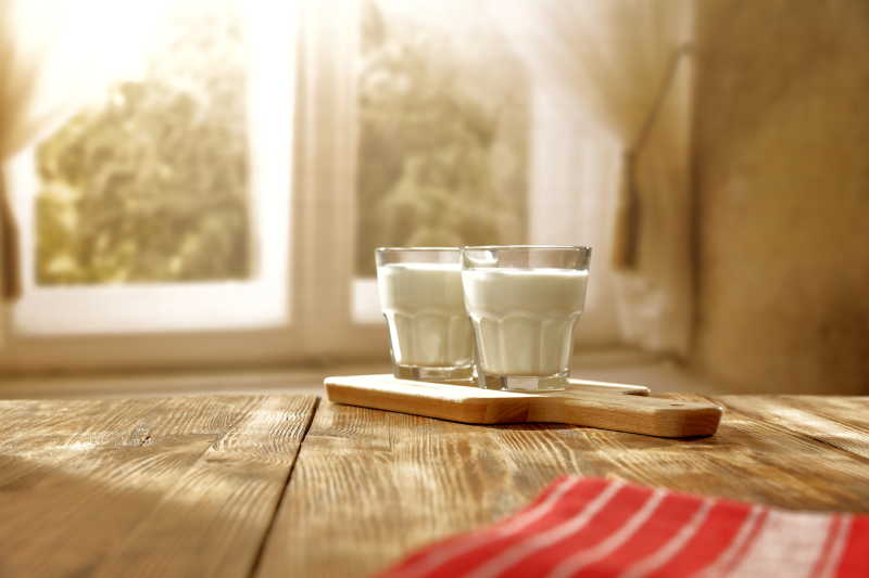 桌子上放牛奶真实照片图片