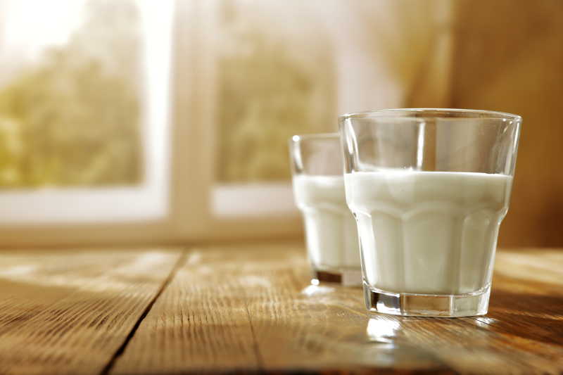 玻璃杯里装着两杯牛奶