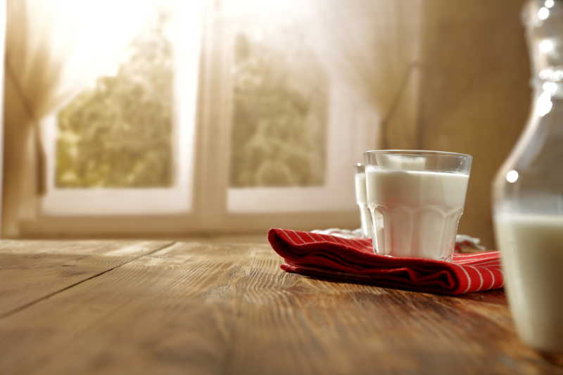 装有新鲜牛奶的玻璃杯