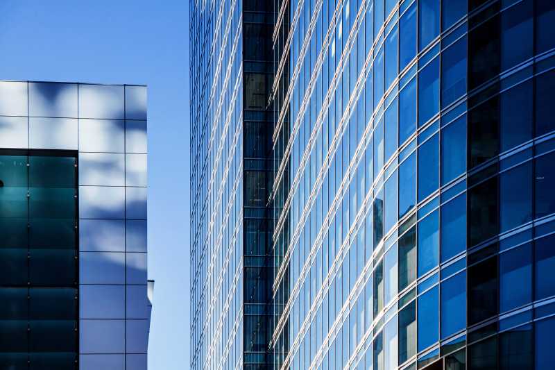 蓝色的办公建筑