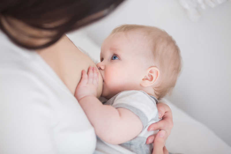 母乳喂养和拥抱婴儿