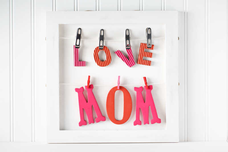 红色和粉色的爱妈妈的信挂衣夹