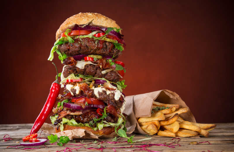 香辣汉堡和炸薯条